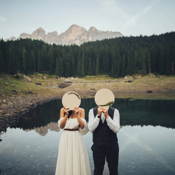 Noivo Noiva Escondendo Rostos Bordado Com Montanhas Fundo — Fotografia de Stock