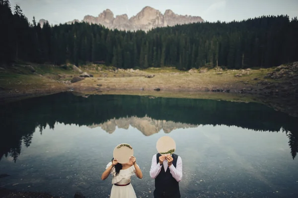 Noivo Noiva Escondendo Rostos Bordado Com Montanhas Fundo — Fotografia de Stock