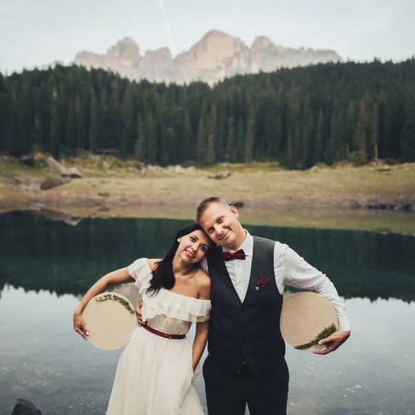 Novia Novio Sosteniendo Bordado Contra Paisaje Montaña — Foto de Stock