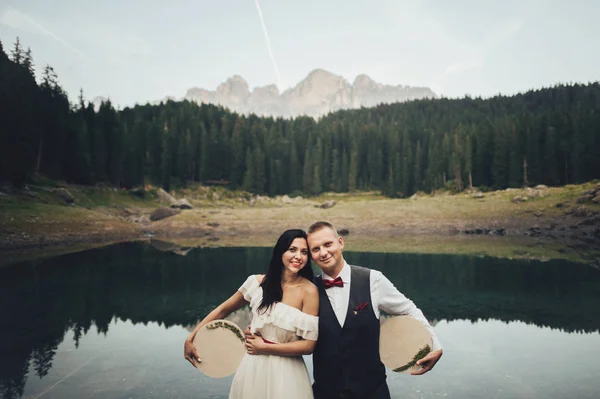 Γαμπρός Και Νύφη Κρατώντας Κέντημα Εναντίον Ορεινό Τοπίο — Φωτογραφία Αρχείου