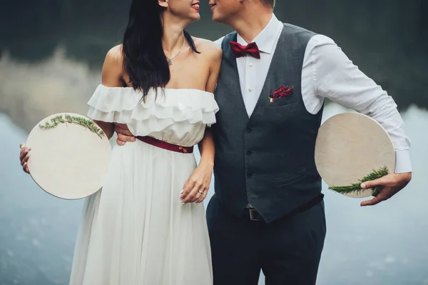 Brudgummen Och Bruden Håller Broderi Mot Bergslandskap — Stockfoto