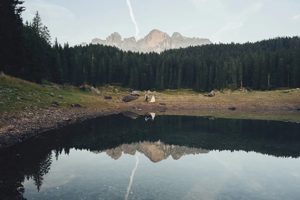 Noiva Com Noivo Andando Longo Lago Montanha — Fotografia de Stock