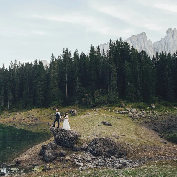 Mariée Avec Marié Marchant Long Lac Montagne — Photo