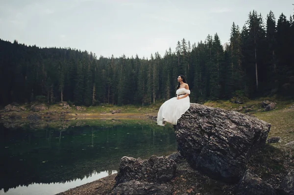 Junge Frau Brautkleid Sitzt Auf Einem Felsen Mit Bergwald Hintergrund — Stockfoto