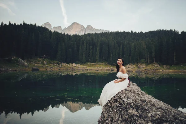 Jeune Femme Robe Mariée Assise Sur Rocher Avec Forêt Montagne — Photo