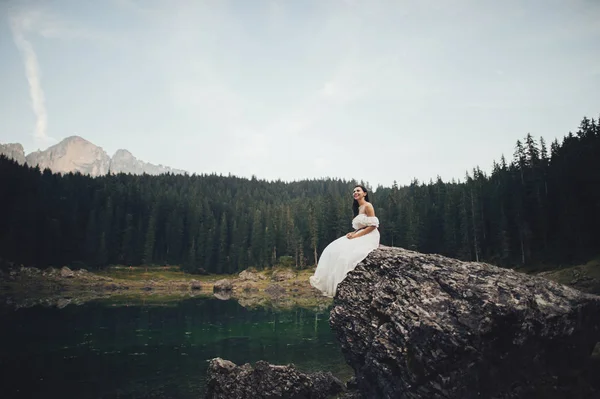 Mujer Joven Vestido Novia Sentado Roca Con Bosque Montaña Fondo — Foto de Stock