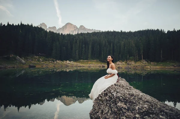 Jovem Mulher Vestido Noiva Sentado Rocha Com Floresta Montanha Fundo — Fotografia de Stock