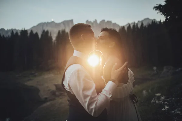 Point Lumineux Entre Marié Mariée Avec Des Montagnes Sur Fond — Photo