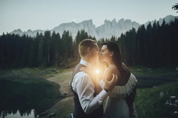 Point Lumineux Entre Marié Mariée Avec Des Montagnes Sur Fond — Photo