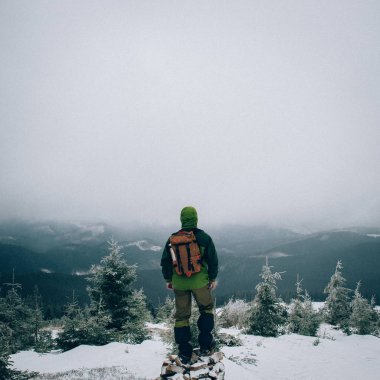 Panoramik manzaralı seyir turist arkadan görünüm