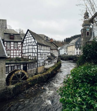 Eski moda Binası ve nehir olan eski şehrin Monschau doğal görünümü 