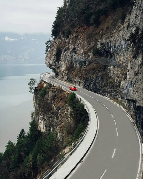 Κόκκινο Αυτοκίνητο Ορεινό Δρόμο Κοντά Στο Ιντερλάκεν Στις Ελβετικές Άλπεις — Φωτογραφία Αρχείου