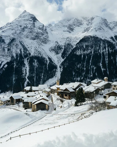 Pequena Aldeia Coberta Neve Entre Montanhas Suíça — Fotografia de Stock