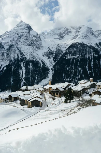 Pequena Aldeia Coberta Neve Entre Montanhas Suíça — Fotografia de Stock