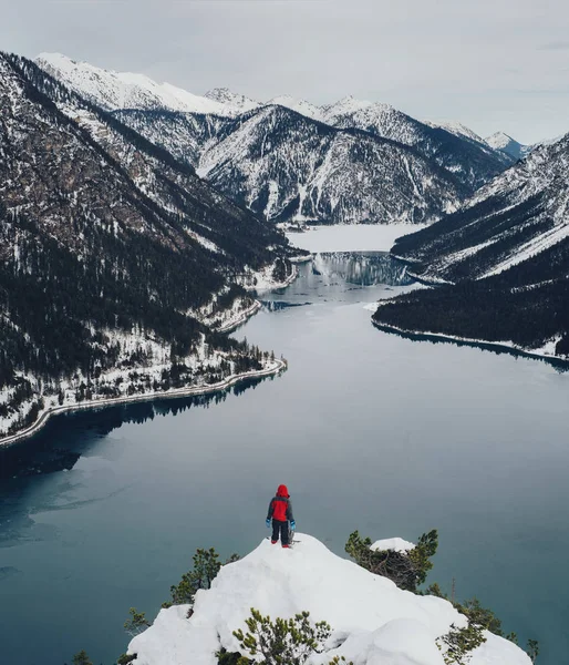 Мальовничий Вид Людину Стоячи Краю Дивлячись Зимових Гір Озера Болгарія — стокове фото