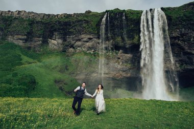 Evli çift şelale having fun 