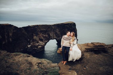 evli çift cliff üzerinde oturan kazak