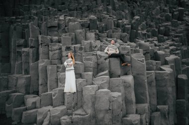 taşlar üzerinde poz kazak evli çift 