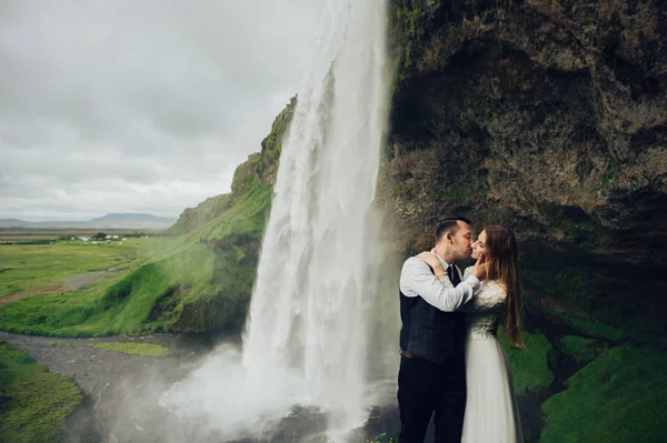 Ehepaar Küsst Sich Tag Der Nähe Des Wasserfalls — Stockfoto