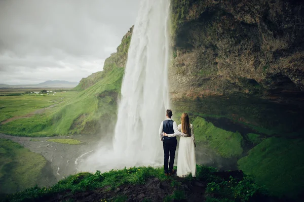 Вид Ззаду Подружньої Пари Йде Біля Водоспаду — стокове фото