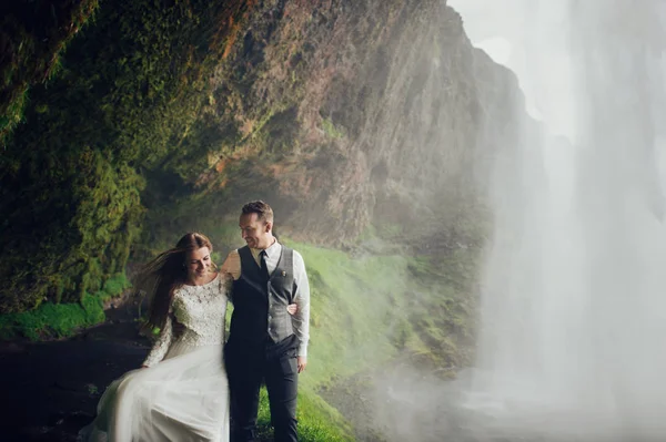 Casal Casal Andando Atrás Cachoeira — Fotografia de Stock