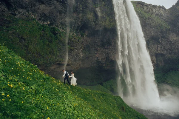 Одружена Жінка Чоловік Ходять Біля Водоспаду Вдень — стокове фото