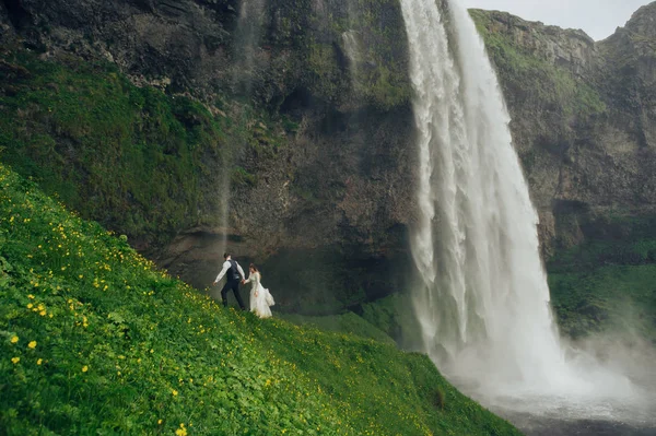 Mujer Casada Hombre Caminando Cerca Cascada Durante Día — Foto de Stock