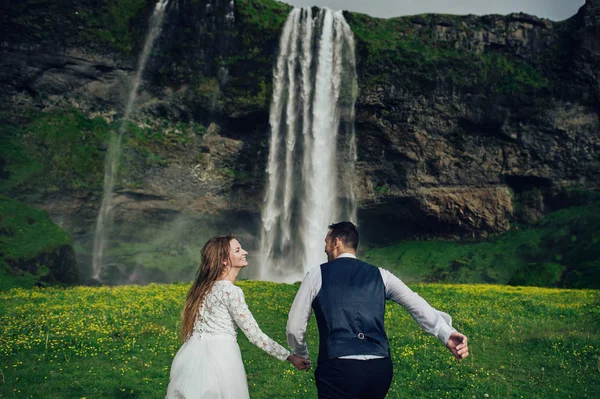 Visão Traseira Casal Andando Perto Cachoeira — Fotografia de Stock