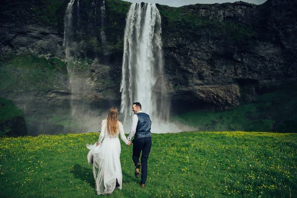 Rear View Married Couple Walking Waterfall — Stock Photo, Image