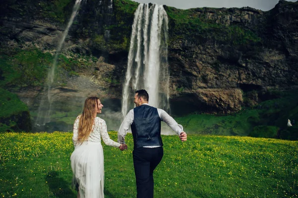 Rückansicht Eines Ehepaares Das Der Nähe Des Wasserfalls Spaziert — Stockfoto