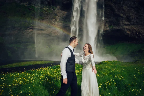 Одружена Пара Ходить Біля Водоспаду — стокове фото