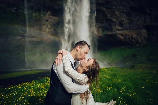 Married Couple Kissing Waterfall Daytime — Stock Photo, Image