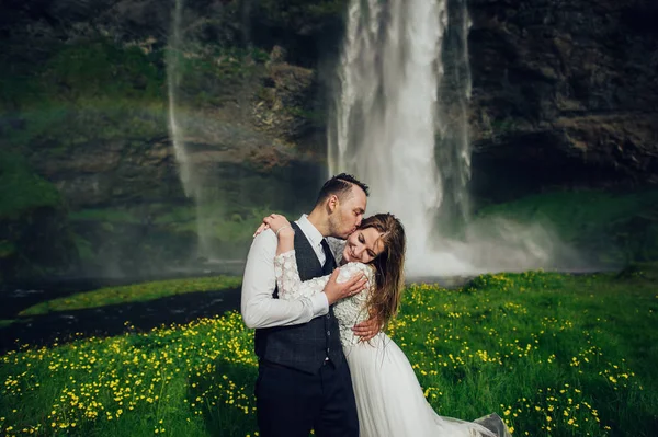 Одружена Пара Цілується Біля Водоспаду Вдень — стокове фото