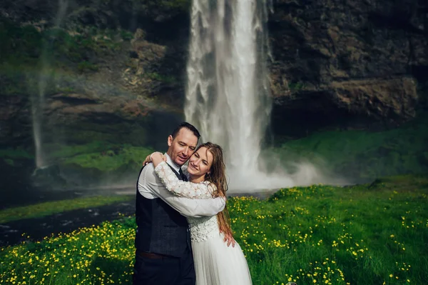 Casamento Casal Abraçando Perto Cachoeira Com Arco Íris — Fotografia de Stock