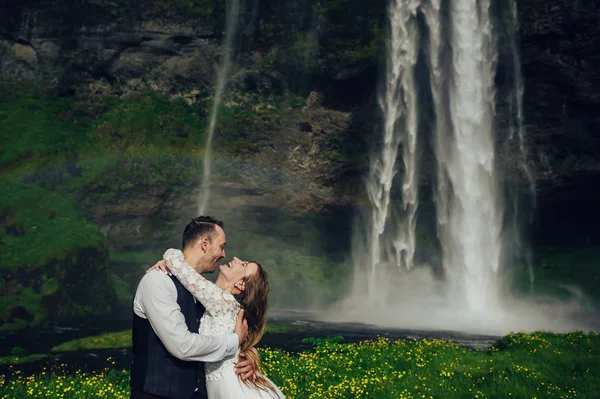 Одружена Пара Обіймається Біля Водоспаду Веселкою — стокове фото