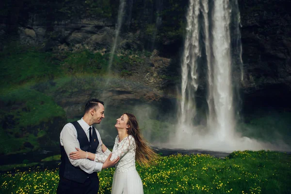 Одружена Пара Ходить Біля Водоспаду — стокове фото