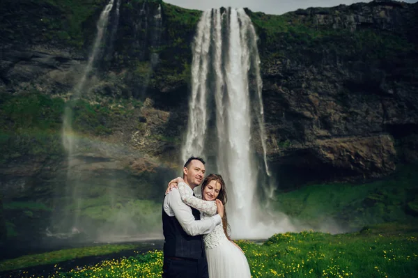 Casamento Casal Abraçando Perto Cachoeira Com Arco Íris — Fotografia de Stock