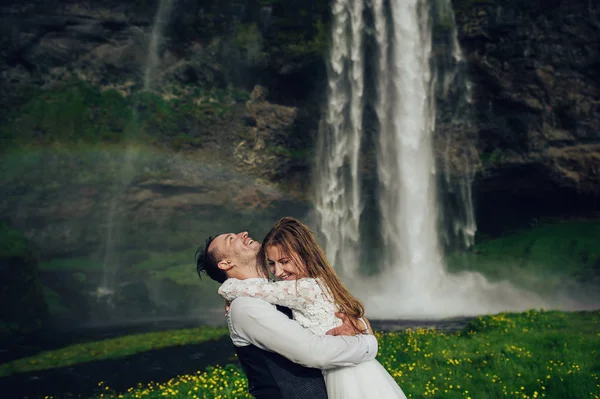 Casamento Casal Abraçando Perto Cachoeira Com Arco Íris — Fotografia de Stock