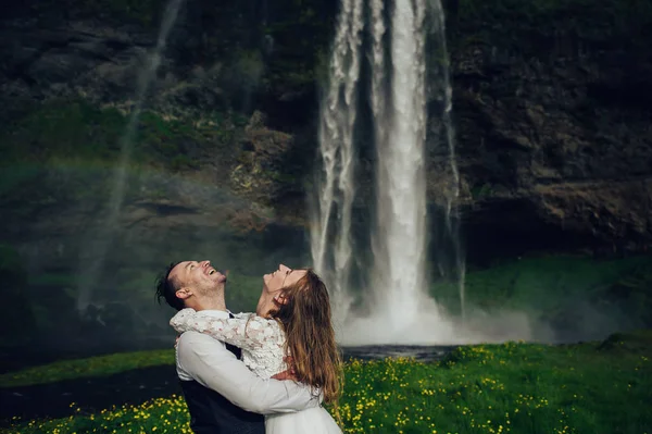 Ehepaar Umarmt Sich Nahe Wasserfall Mit Regenbogen — Stockfoto