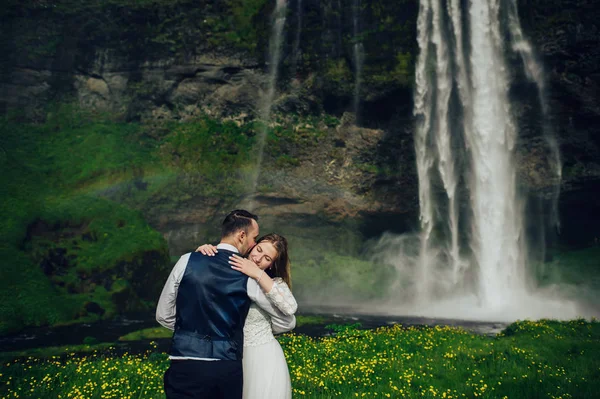 Pareja Casada Abrazándose Cerca Cascada Con Arco Iris —  Fotos de Stock