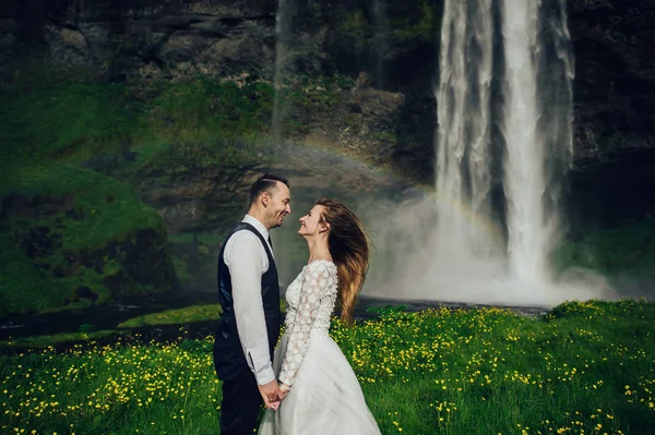 Ehepaar Stehend Und Händchen Haltend Der Nähe Des Wasserfalls — Stockfoto