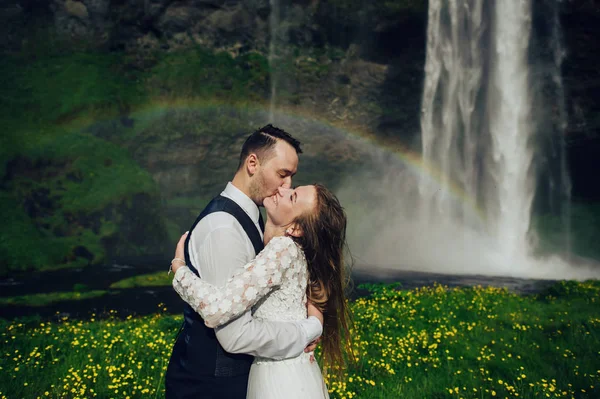 Одружена Пара Цілується Біля Водоспаду Вдень — стокове фото
