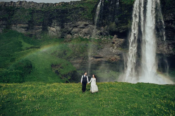 Одружена Жінка Чоловік Ходять Біля Водоспаду Вдень — стокове фото