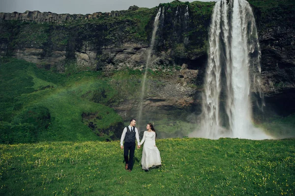 Mulher Casada Homem Andando Perto Cachoeira Durante Dia — Fotografia de Stock