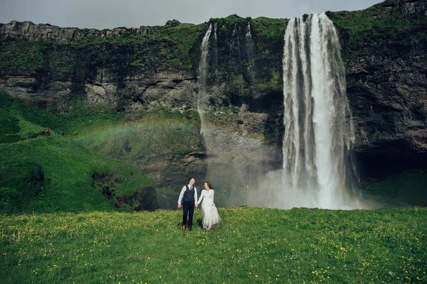 Mann Und Frau Spazieren Tagsüber Der Nähe Des Wasserfalls — Stockfoto