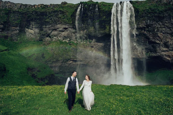 Mann Und Frau Spazieren Tagsüber Der Nähe Des Wasserfalls — Stockfoto