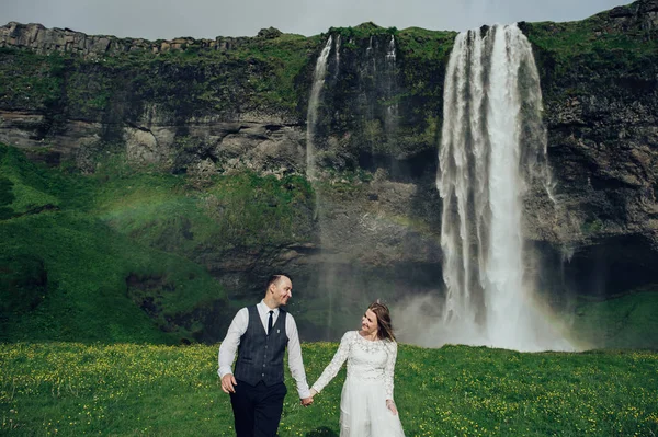 Mulher Casada Homem Andando Perto Cachoeira Durante Dia — Fotografia de Stock