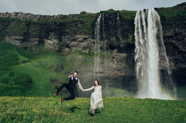 Casal Casal Divertindo Perto Cachoeira — Fotografia de Stock