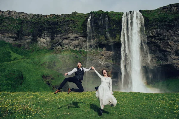 Одружена Пара Розважається Біля Водоспаду — стокове фото