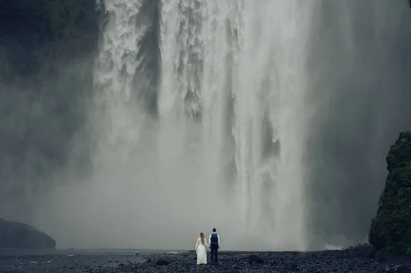 Пара Заднього Виду Стоїть Біля Водоспаду Вдень — стокове фото